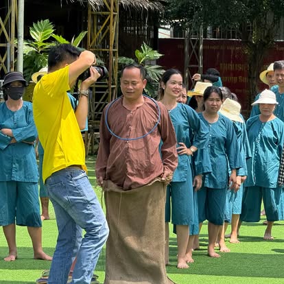 Du khách thi nhảy bao bố giữa đoàn áo xanh trong ngày hội trò chơi dân gian tại Làng du lịch sinh thái Ông Đề
